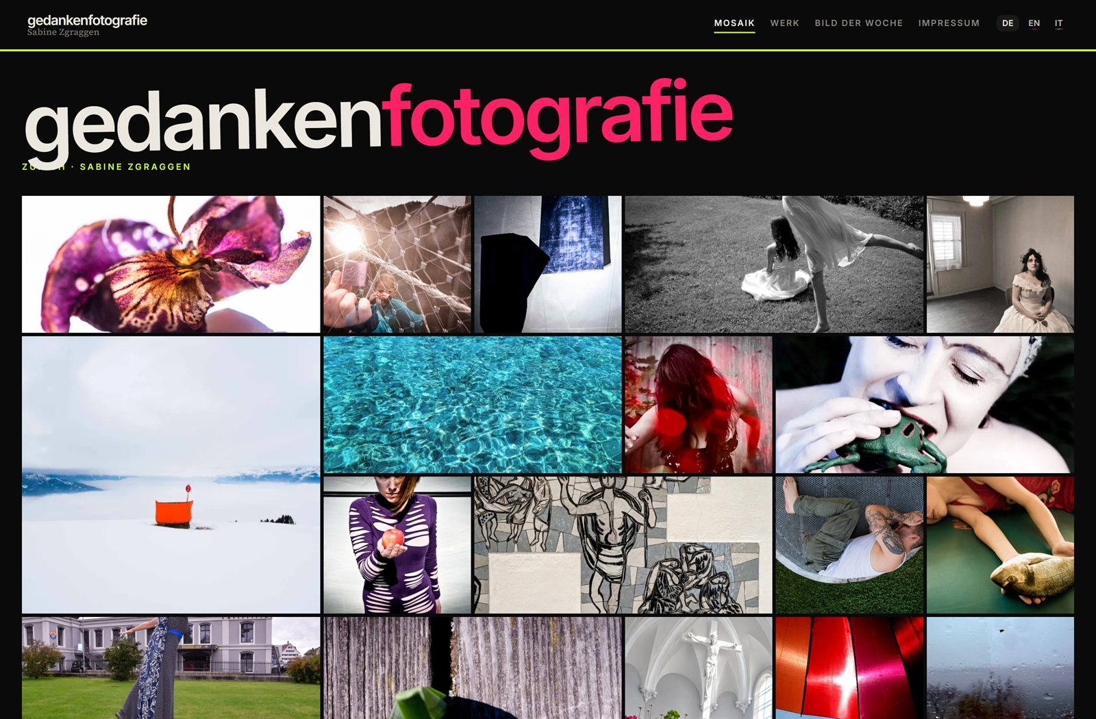 Startseite von gedankenfotografie.ch: die Wortmarke in Weiß und Magenta auf schwarzem Grund, darunter in Grün „Zürich · Sabine Zgraggen“ und eine dicht gesetzte Wand aus Fotos in unterschiedlichen Kachelgrößen.