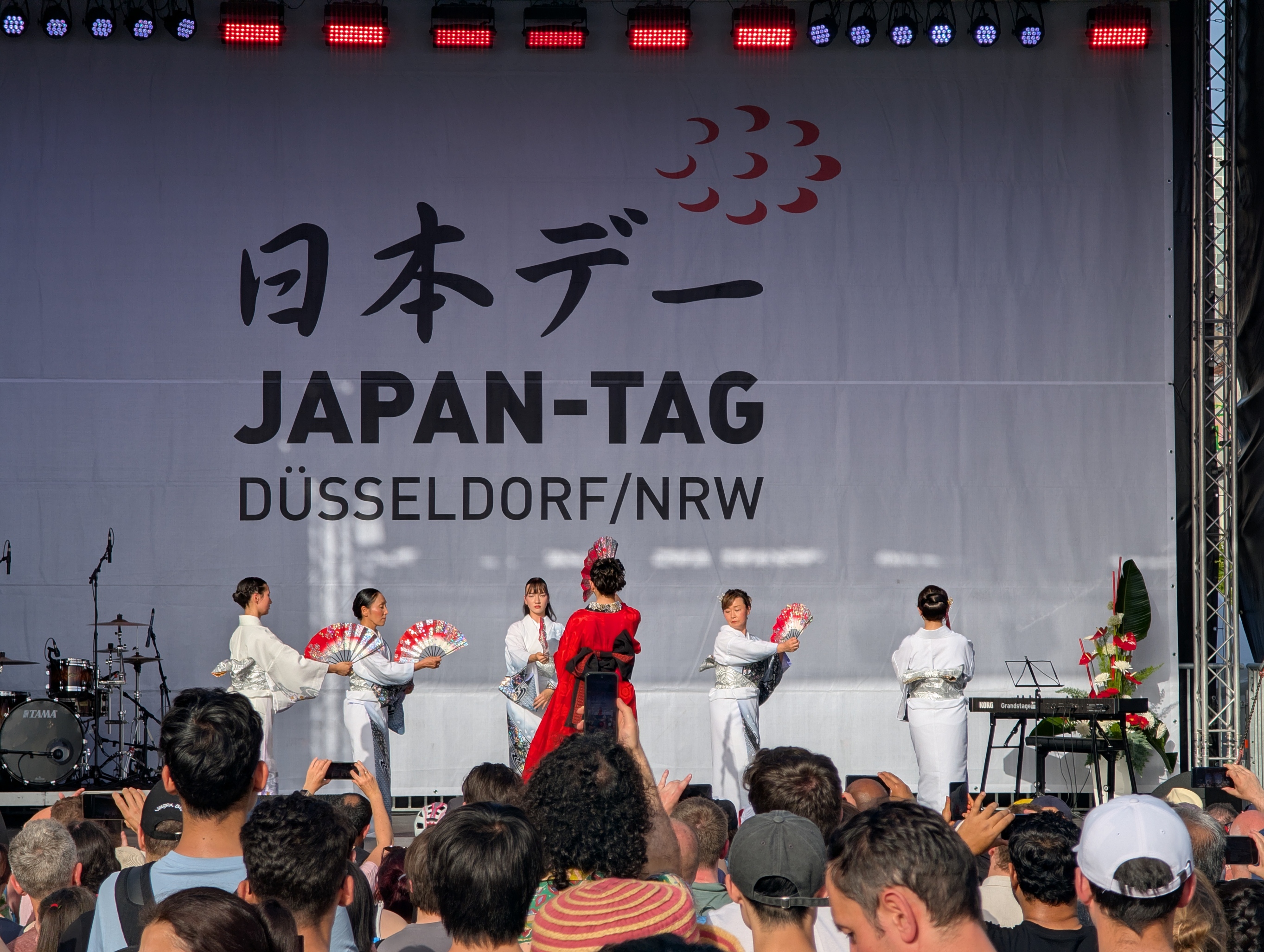 Bühne des Japantag Düsseldorf/NRW 2026 mit Fächertanz